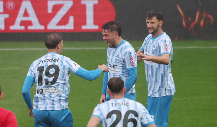 Stuttgart Fußball Regionalliga Südwest , Stuttgarter Kickers vs. TSV Steinbach Haiger , Jubel Kickers , von links: Nico Fundel Yannick Glessing Dejan Bozic