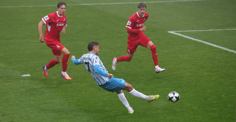 Stuttgart Fußball Regionalliga Südwest , Stuttgarter Kickers vs. TSV Steinbach Haiger , Tor zum 1 : 0 , Torschütze Yannick Glessing ( Kickers )