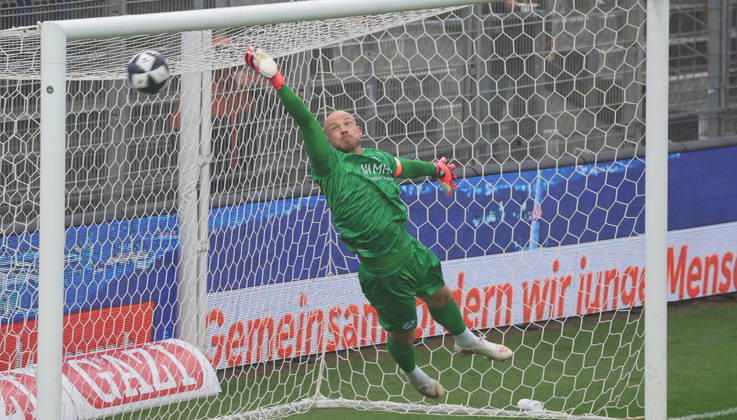 Stuttgart Fußball Regionalliga Südwest , Stuttgarter Kickers vs. TSV Steinbach Haiger , Felix Dornebusch ( Kickers ) beim Tor zum 1 : 1