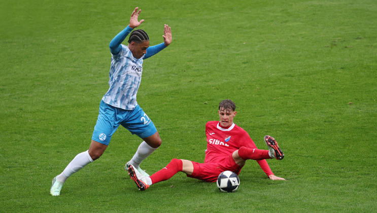 Stuttgart Fußball Regionalliga Südwest , Stuttgarter Kickers vs. TSV Steinbach Haiger , von links: David Udogu ( Kickers ) 7 Levin Müller ( Steinbach )