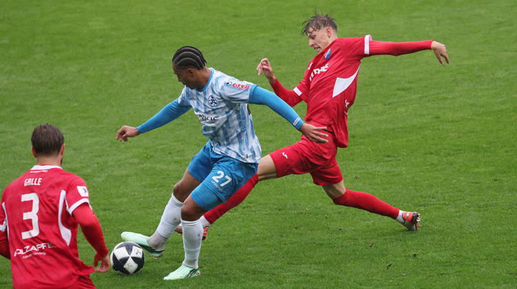 Stuttgart Fußball Regionalliga Südwest , Stuttgarter Kickers vs. TSV Steinbach Haiger , von links: David Udogu ( Kickers ) Levin Müller ( Haiger )
