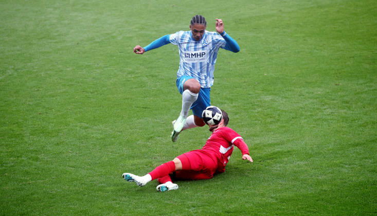 Stuttgart Fußball Regionalliga Südwest , Stuttgarter Kickers vs. TSV Steinbach Haiger , oben: David Udogu ( Kickers )
