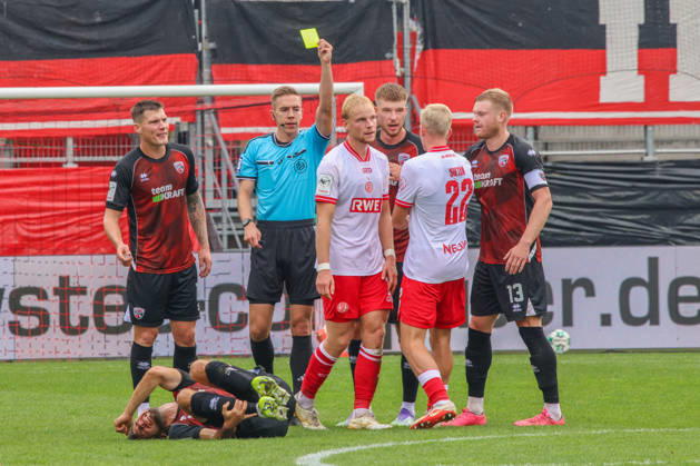 Gelbe Karte fuer Ben Huening (Rot-Weiss Essen, Nr.15) nach einem Foul an Lukas Froede (FC Ingolstadt 04, Nr.34) beim Spiel FC Ingolstadt 04 gegen Rot-Weiss Essen am 17.10.2026, DFB regulations prohibit any use of photographs as image sequences and or quasi-video. GER, Fussball, 3. Liga, Spieltag 10, FC Ingolstadt 04 gegen Rot-Weiss Essen, 17.10.2026, Audi Sportpark Ingolstadt Copyright: xEibner-Pressefoto OliverxSTRISCHx EP-OSH