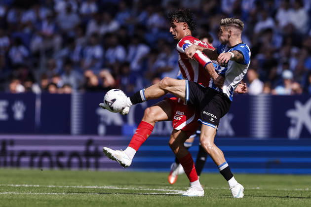 October 17, 2026, Cornella, Barcelona, SPAIN: Marc Pubill of Atletico de Madrid and Roberto Fernandez of RCD Espanyol fight for the ball during the Spanish league, LaLiga EA Sports, football match played between RCD Espanyol and Atletico de Madrid at RCDE Stadium on October 17, 2026 in Cornella, Spain. RCD Espanyol V Atletico De Madrid - LaLiga EA Sports  - ZUMAa181 20261017_zaa_a181_129 Copyright: xJavierxBorregox