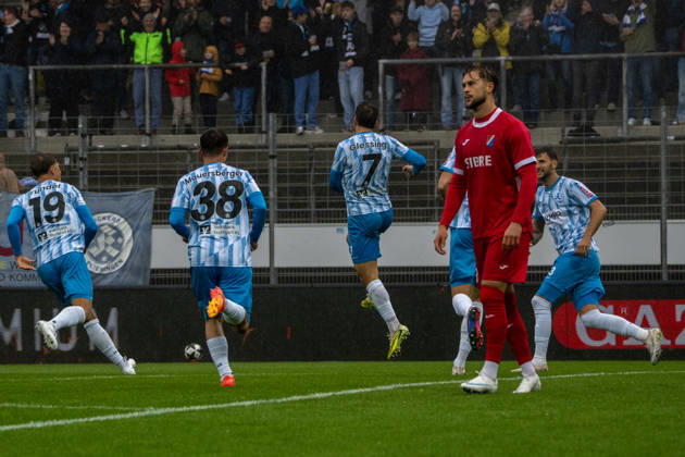 17.10.2026, xerix, Fussball Regionalliga Suedwest, Stuttgarter Kickers - TSV Steinbach Haiger v.l. Yannick Glessing (SV Stuttgarter Kickers) jubelt nach dem 1:0 Stuttgart