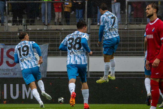 17.10.2026, xerix, Fussball Regionalliga Suedwest, Stuttgarter Kickers - TSV Steinbach Haiger v.l. Yannick Glessing (SV Stuttgarter Kickers) jubelt nach dem 1:0 Stuttgart