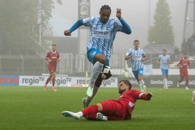 17.10.2026, xerix, Fussball Regionalliga Suedwest, Stuttgarter Kickers - TSV Steinbach Haiger v.l. Zweikampf mit David Udogu (SV Stuttgarter Kickers) Stuttgart