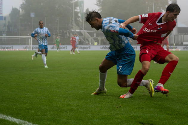 17.10.2026, xerix, Fussball Regionalliga Suedwest, Stuttgarter Kickers - TSV Steinbach Haiger v.l. Zweikampf zwischen Yannick Glessing (SV Stuttgarter Kickers) und Levi Fritz Mentzel (TSV Steinbach Haiger) Stuttgart