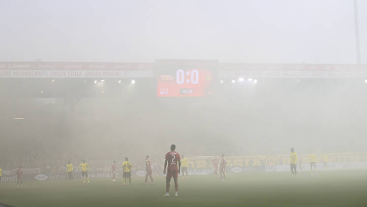 im Bild v.l.: Pyronebel, Nebel, Qualm auf dem Platz, Spielunterbrechung GER, Berlin, Fussball, 1. FC Union Berlin vs Borussia Dortmund, BVB 09, in der Alten Försterei, 17.10.2026, DFB DFL REGULATIONS PROHIBIT ANY USE OF PHOTOGRAPHS AS IMAGE SEQUENCES AND OR QUASI-VIDEO, Copyright: HMBxMedia UwexKoch