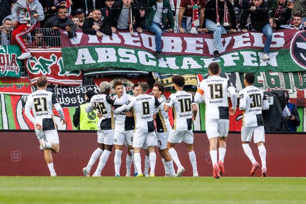Lukas Petkov (SV 07 Elversberg) bejubelt den Treffer zum 1:0 mit dem Team, Torjubel, Jubel, Freude, Emotionen SV Elversberg vs FC Augsburg, Fussball, 1. Bundesliga, 06. Spieltag, Saison 2026 2027, 17.10.2026 SV Elversberg vs FC Augsburg, Fussball, 1. Bundesliga, 06. Spieltag, Saison 2026 2027, 17.10.2026 Copyright: xEibnerxPressefotox EP_ANS
