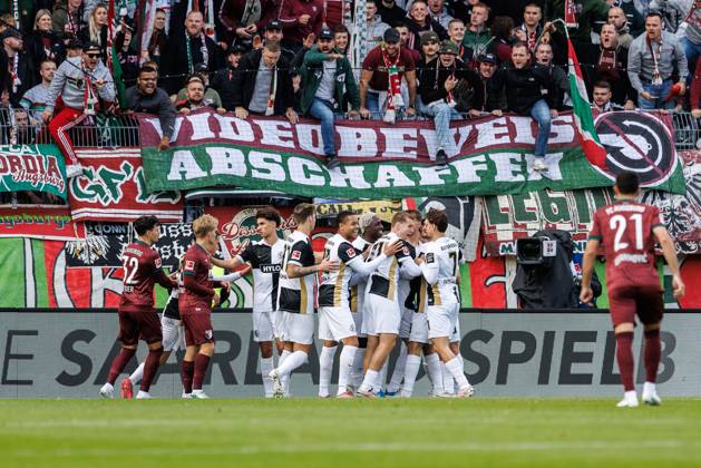 Lukas Petkov (SV 07 Elversberg) bejubelt den Treffer zum 1:0 mit dem Team, Torjubel, Jubel, Freude, Emotionen SV Elversberg vs FC Augsburg, Fussball, 1. Bundesliga, 06. Spieltag, Saison 2026 2027, 17.10.2026 SV Elversberg vs FC Augsburg, Fussball, 1. Bundesliga, 06. Spieltag, Saison 2026 2027, 17.10.2026 Copyright: xEibnerxPressefotox EP_ANS