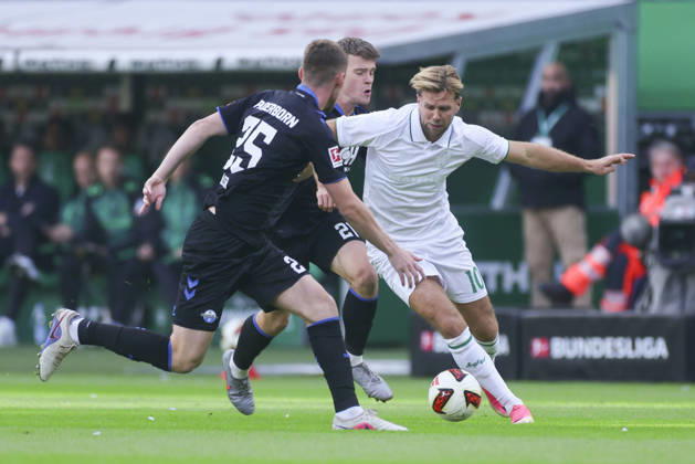 Tjark Scheller (SC Paderborn 07), Jano Ter Horst (SC Paderborn 07) und Niclas Fuellkrug (Werder Bremen) kaempfen um den Ball waehrend des spiels der 1. Bundesliga zwischen SV Werder Bremen und SC Paderborn 07, Weserstadion am 17. October 2026 in Bremen, Deutschland. (Foto von Marco Steinbrenner DeFodi Images) +++ Tjark Scheller (SC Paderborn 07), Jano Ter Horst (SC Paderborn 07) und Niclas Fuellkrug (Werder Bremen) battle for the ball during the Bundesliga match between SV Werder Bremen and SC Paderborn 07 at Weserstadion on October 17, 2026 in Bremen, Germany. (Photo by Marco Steinbrenner DeFodi Images) DFB DFL REGULATIONS PROHIBIT ANY USE OF PHOTOGRAPHS AS IMAGE SEQUENCES AND OR QUASI-VIDEO. (Photo by Marco Steinbrenner DeFodi Images) -