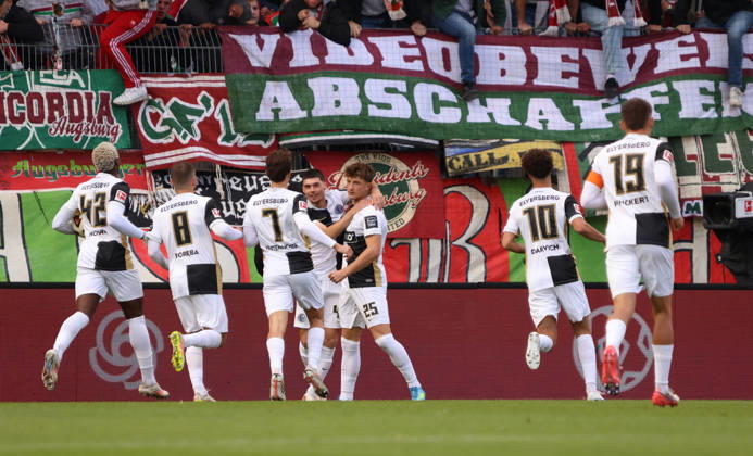 17.10.2026, Fussball, Herren, 1. Bundesliga, Saison 2026 2027, SV 07 Elversberg - FC Augsburg, Torjubel der SV 07 Elversberg nach dem Tor zum 1:0 durch Lukas Petkov (SV 07 Elversberg) Elversberg Ursapharm-Arena an der Kaiserlinde Saarland Deutschland Copyright: xFabianxKleerx