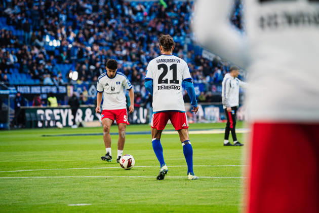 1. Bundesliga: Hamburger SV vs. VfB Stuttgart, 17.10.2026 Spieler tragen beim Aufwärmen die Rückennummer 21, für Remberg; Fußball, 1. Bundesliga, 6. Spieltag: Hamburger SV vs. VfB Stuttgart am 17.10.2026 im Volksparkstadion, Hamburg DFL REGULATIONS PROHIBIT ANY USE OF PHOTOGRAPHS AS IMAGE SEQUENCES AND OR QUASI-VIDEO. Copyright: xBEAUTIFULxSPORTS Tonhäuserx