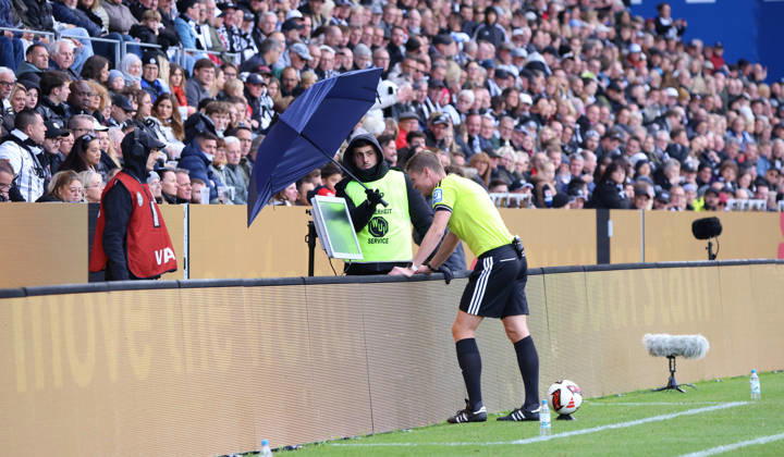 17.10.2026, Fussball, Herren, 1. Bundesliga, Saison 2026 2027, SV 07 Elversberg - FC Augsburg, Schiedsrichter, VAR, Schiedsrichter Dr. Florian Exner, Strafstoß, Elfmeter Elversberg Ursapharm-Arena an der Kaiserlinde Saarland Deutschland Copyright: xFabianxKleerx