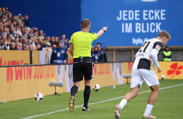17.10.2026, Fussball, Herren, 1. Bundesliga, Saison 2026 2027, SV 07 Elversberg - FC Augsburg, Schiedsrichter, VAR, Schiedsrichter Dr. Florian Exner, Strafstoß, Elfmeter Elversberg Ursapharm-Arena an der Kaiserlinde Saarland Deutschland Copyright: xFabianxKleerx