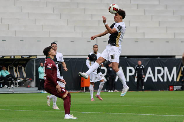 17.10.2026, Fussball, Herren, 1. Bundesliga, Saison 2026 2027, SV 07 Elversberg - FC Augsburg, Noah Darvich (SV 07 Elversberg), Fabian Rieder (FC Augsburg) Elversberg Ursapharm-Arena an der Kaiserlinde Saarland Deutschland (DEU) Copyright: xSebastianxBachx