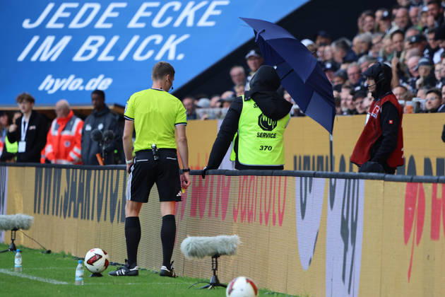 17.10.2026, Fussball, Herren, 1. Bundesliga, Saison 2026 2027, SV 07 Elversberg - FC Augsburg, Schiedsrichter Dr. Florian Exner schaut Videobeweis Elversberg Ursapharm-Arena an der Kaiserlinde Saarland Deutschland (DEU) Copyright: xSebastianxBachx