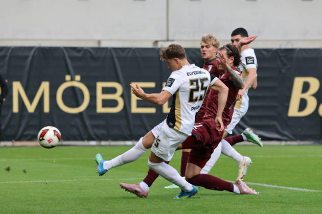 17.10.2026, Fussball, Herren, 1. Bundesliga, Saison 2026 2027, SV 07 Elversberg - FC Augsburg, Torschuss zum 1:0, Torschütze: Lukas Petkov (SV 07 Elversberg), Calvin Brackelmann (FC Augsburg) Elversberg Ursapharm-Arena an der Kaiserlinde Saarland Deutschland (DEU) Copyright: xSebastianxBachx