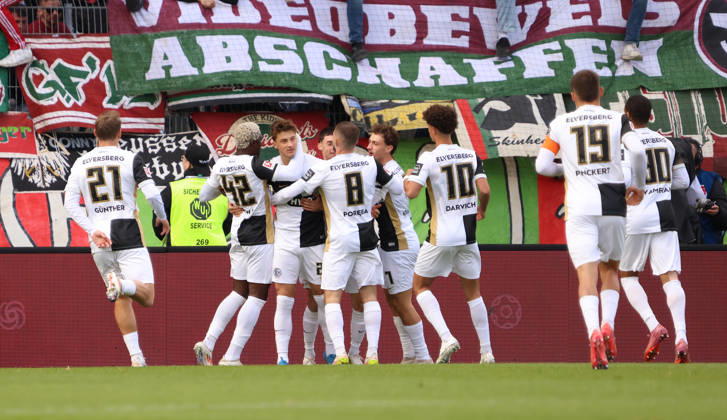 17.10.2026, Fussball, Herren, 1. Bundesliga, Saison 2026 2027, SV 07 Elversberg - FC Augsburg, Torjubel der SV 07 Elversberg nach dem Tor zum 1:0 durch Lukas Petkov (SV 07 Elversberg) Elversberg Ursapharm-Arena an der Kaiserlinde Saarland Deutschland Copyright: xFabianxKleerx