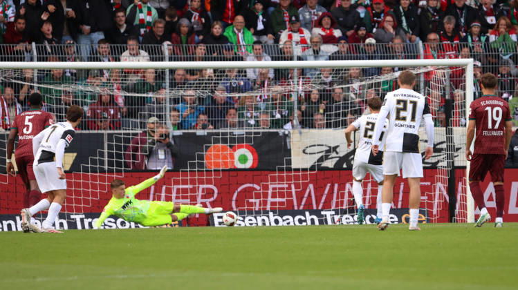 17.10.2026, Fussball, Herren, 1. Bundesliga, Saison 2026 2027, SV 07 Elversberg - FC Augsburg, Finn Dahmen (FC Augsburg) hält den Elfmeter von Lukas Petkov (SV 07 Elversberg) Elversberg Ursapharm-Arena an der Kaiserlinde Saarland Deutschland Copyright: xFabianxKleerx