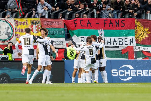 Lasse Guenther (SV 07 Elversberg) bejubelt den Treffer zum 2:0 mit dem Team, Torjubel, Jubel, Freude, Emotionen SV Elversberg vs FC Augsburg, Fussball, 1. Bundesliga, 06. Spieltag, Saison 2026 2027, 17.10.2026 SV Elversberg vs FC Augsburg, Fussball, 1. Bundesliga, 06. Spieltag, Saison 2026 2027, 17.10.2026 Copyright: xEibnerxPressefotox EP_ANS