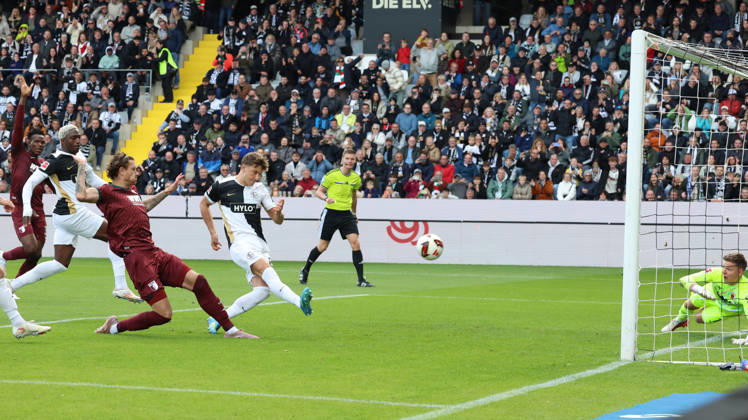 17.10.2026, xrekx, Fussball 1.Bundesliga, SV Elversberg - FC Augsburg v.l. Lukas Petkov (SV 07 Elversberg) jubelt nach seinem Tor zum 1:0 Elfmeter Nachschuss (DFL DFB REGULATIONS PROHIBIT ANY USE OF PHOTOGRAPHS as IMAGE SEQUENCES and or QUASI-VIDEO) Elversberg