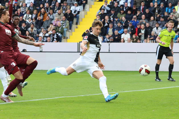 17.10.2026, xrekx, Fussball 1.Bundesliga, SV Elversberg - FC Augsburg v.l. Lukas Petkov (SV 07 Elversberg) jubelt nach seinem Tor zum 1:0 Elfmeter Nachschuss (DFL DFB REGULATIONS PROHIBIT ANY USE OF PHOTOGRAPHS as IMAGE SEQUENCES and or QUASI-VIDEO) Elversberg