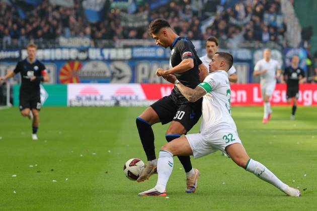 17.10.26, GER, Fussball, 1.FBL Männer, 6. Spieltag, Saison2026 2027, SV Werder Bremen vs. SC Paderborn 07 Stefano Marino (SC Paderborn 07 30) im Zweikampf gegen Marco Friedl (SV Werder Bremen 32) Bremen Weserstadion Bremen Germany Copyright: xnordphotoxGmbHx xTauchnitzx