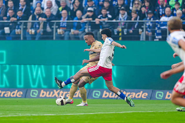 Jamie Leweling (VfB Stuttgart, 18), Martin Adeline (Hamburger SV, 05) GER, Hamburger SV vs. VfB Stuttgart, Fußball, 1. Bundesliga, Spieltag 06, Saison 2026 2027, 17.10.2026 DFL REGULATIONS PROHIBIT ANY USE OF PHOTOGRAPHS AS IMAGE SEQUENCES AND OR QUASI-VIDEO GER, Hamburger SV vs. VfB Stuttgart, Fußball, 1. Bundesliga, Spieltag 06, Saison 2026 2027, 17.10.2026 Hamburg Copyright: xEibner-Pressefoto MarcelxvonxFehrnx EP_MFN