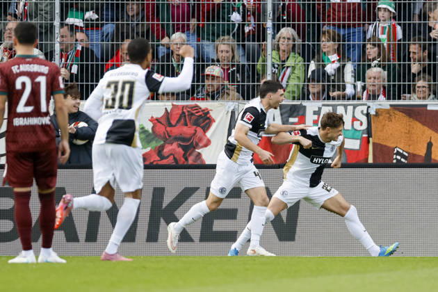 Torjubel SV Elversberg beim 1:0 durch Lukas Petkov (SV Elversberg, 25), Freude, Begeisterung, positive Emotionen, Torerfolg , Deutschland, Fussball, 1. Bundesliga, 6.Spieltag, 2026 2027, SV Elversberg vs. FC Augsburg, 17.10.2026, Elversberg URSAPHARM-Arena Deutschland Copyright: xGrantxHubbsx
