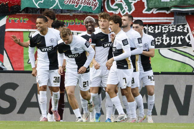 Torjubel SV Elversberg beim 1:0 durch Lukas Petkov (SV Elversberg, 25), Freude, Begeisterung, positive Emotionen, Torerfolg , Deutschland, Fussball, 1. Bundesliga, 6.Spieltag, 2026 2027, SV Elversberg vs. FC Augsburg, 17.10.2026, Elversberg URSAPHARM-Arena Deutschland Copyright: xGrantxHubbsx