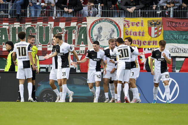 Torjubel SV Elversberg beim 2:0 durch Lasse Günther, Gunther (SV Elversberg, 21), Freude, Begeisterung, positive Emotionen, Torerfolg , Deutschland, Fussball, 1. Bundesliga, 6.Spieltag, 2026 2027, SV Elversberg vs. FC Augsburg, 17.10.2026, Elversberg URSAPHARM-Arena Deutschland Copyright: xGrantxHubbsx
