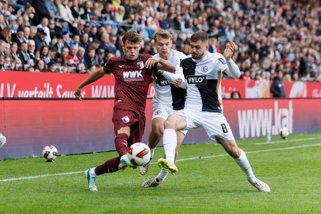 Robin Fellhauer (FC Augsburg) im Zweikampf mit Lasse Guenther (SV 07 Elversberg) und Lukasz Poreba (SV 07 Elversberg), ac SV Elversberg vs FC Augsburg, Fussball, 1. Bundesliga, 06. Spieltag, Saison 2026 2027, 17.10.2026 SV Elversberg vs FC Augsburg, Fussball, 1. Bundesliga, 06. Spieltag, Saison 2026 2027, 17.10.2026 Copyright: xEibnerxPressefotox EP_ANS