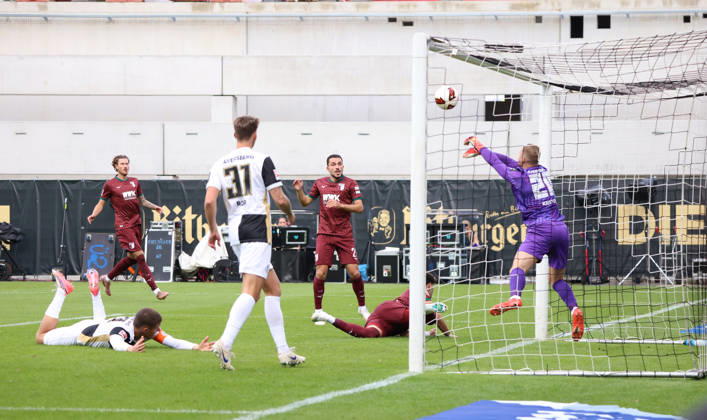 17.10.2026, Fussball, Herren, 1. Bundesliga, Saison 2026 2027, SV 07 Elversberg - FC Augsburg, Arijon Ibrahimovic (FC Augsburg) scheitert an Nicolas Kristof (SV 07 Elversberg) Elversberg Ursapharm-Arena an der Kaiserlinde Saarland Deutschland Copyright: xFabianxKleerx