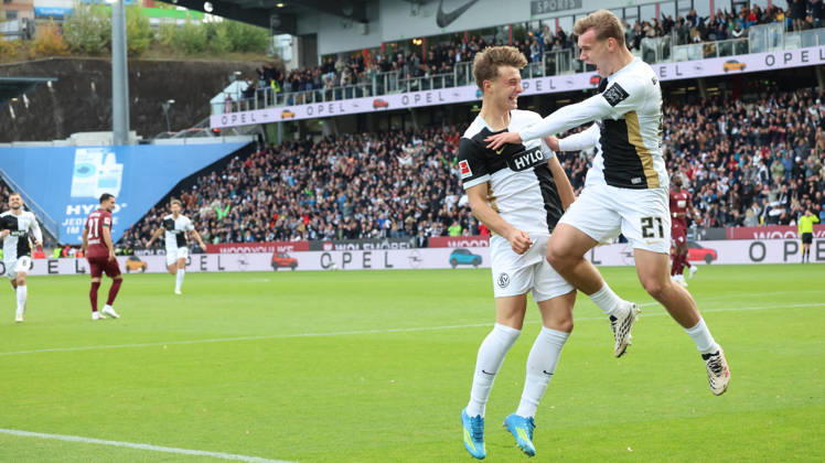 17.10.2026, xrekx, Fussball 1.Bundesliga, SV Elversberg - FC Augsburg v.l. Lukas Petkov (SV 07 Elversberg) Lasse Günther (SV 07 Elversberg) jubelt nach seinem Tor zum 2:0 (DFL DFB REGULATIONS PROHIBIT ANY USE OF PHOTOGRAPHS as IMAGE SEQUENCES and or QUASI-VIDEO) Elversberg