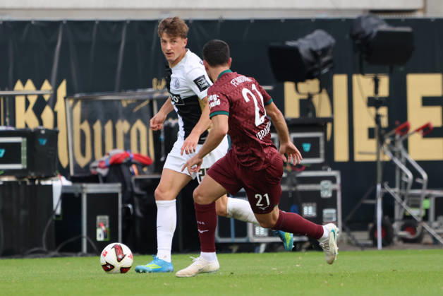 17.10.2026, Fussball, Herren, 1. Bundesliga, Saison 2026 2027, SV 07 Elversberg - FC Augsburg, Lukas Petkov (SV 07 Elversberg), Arijon Ibrahimovic (FC Augsburg) Elversberg Ursapharm-Arena an der Kaiserlinde Saarland Deutschland (DEU) Copyright: xSebastianxBachx