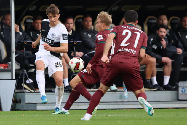 17.10.2026, Fussball, Herren, 1. Bundesliga, Saison 2026 2027, SV 07 Elversberg - FC Augsburg, Lukas Petkov (SV 07 Elversberg), Arijon Ibrahimovic (FC Augsburg), Hennes Behrens (FC Augsburg) Elversberg Ursapharm-Arena an der Kaiserlinde Saarland Deutschland (DEU) Copyright: xSebastianxBachx