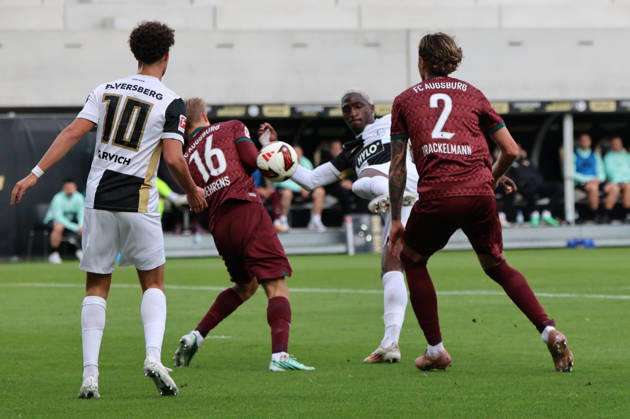 17.10.2026, Fussball, Herren, 1. Bundesliga, Saison 2026 2027, SV 07 Elversberg - FC Augsburg, David Mokwa (SV 07 Elversberg), Noah Darvich (SV 07 Elversberg), Calvin Brackelmann (FC Augsburg), Hennes Behrens (FC Augsburg) Elversberg Ursapharm-Arena an der Kaiserlinde Saarland Deutschland (DEU) Copyright: xSebastianxBachx