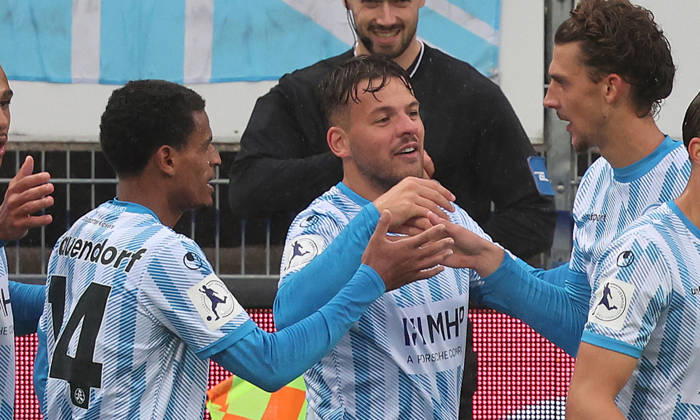 Stuttgart Fußball Regionalliga Südwest , Stuttgarter Kickers vs. TSV Steinbach Haiger , Jubel Kickers nach dem Tor zum 2 : 1 , von links: Melkamu Frauendorf Yannick Glessing David Stojak