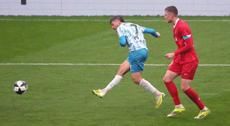 Stuttgart Fußball Regionalliga Südwest , Stuttgarter Kickers vs. TSV Steinbach Haiger , Tor zum 3 : 1 , von links: Yannick Glessing ( Kickers ) Dawyn-Paul Donner ( Haiger )