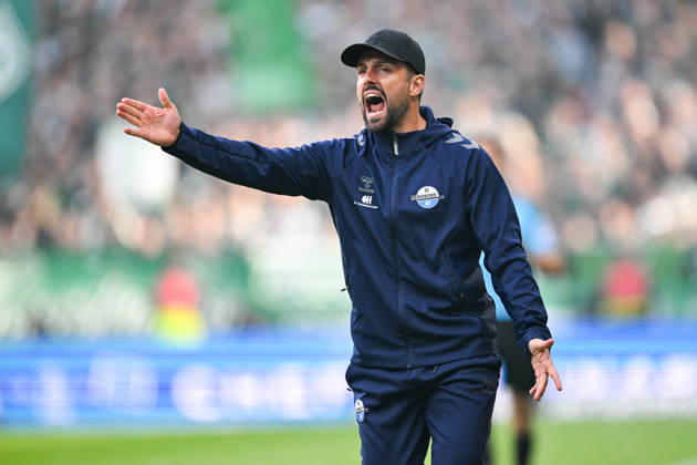 1. Bundesliga: SV Werder Bremen - SC Paderborn 07 am 17.10.2026 im Weserstadion in Bremen Trainer Ralf Kettemann (Paderborn) unzufrieden, enttäuscht, enttaeuscht, niedergeschlagen.