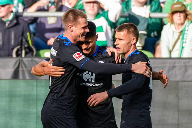 Tor und Torjubel von Stefano Marino (SC Paderborn 07, 30) zum 0:1 für SC Paderborn 07, Emotionen, Jubel mit Gabriel Vidovic (SC Paderborn 07, 40), Steffen Tigges (SC Paderborn 07, 27), Freude, Deutschland: Fussball, Bundesliga, Saison 2026 27, 6. Spieltag, 17.10.2026, Werder Bremen vs FC Augsburg, Weserstadion (Bremen) Copyright: xLeonxFrickx