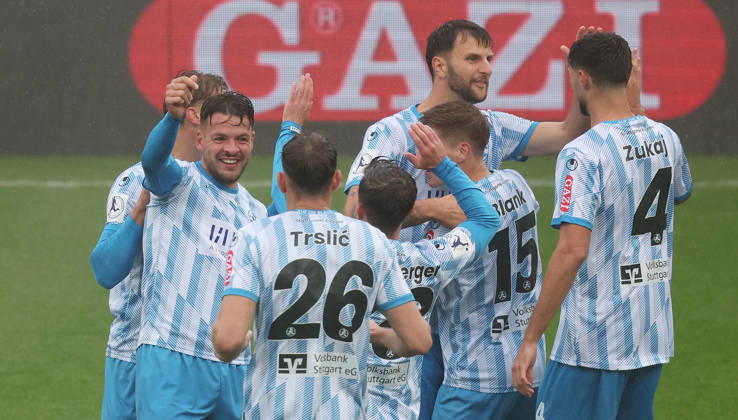 Stuttgart Fußball Regionalliga Südwest , Stuttgarter Kickers vs. TSV Steinbach Haiger , Jubel Kickers , links: Yannick Glessing
