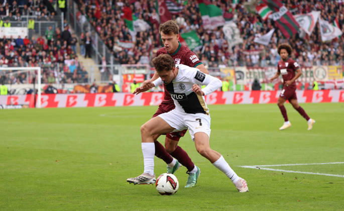 17.10.2026, Fussball, Herren, 1. Bundesliga, Saison 2026 2027, SV 07 Elversberg - FC Augsburg, Robin Fellhauer (FC Augsburg) Maurice Krattenmacher (SV 07 Elversberg) Elversberg Ursapharm-Arena an der Kaiserlinde Saarland Deutschland Copyright: xFabianxKleerx