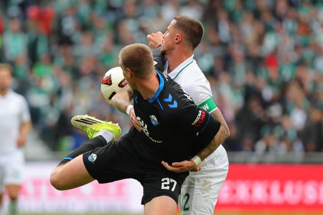 17.10.26, GER, Fussball, 1.FBL Männer, 6. Spieltag, Saison2026 2027, SV Werder Bremen vs. SC Paderborn 07 Steffen Tigges (SC Paderborn 07 27) im Zweikampf gegen Marco Friedl (SV Werder Bremen 32) Bremen Weserstadion Bremen Germany Copyright: xnordphotoxGmbHx xTauchnitzx