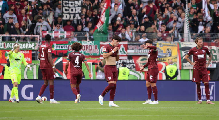 17.10.2026, Fussball, Herren, 1. Bundesliga, Saison 2026 2027, SV 07 Elversberg - FC Augsburg, Enttäuschung bei Rodrigo Ribeiro (FC Augsburg) und den Spielern des FC Augsburg Elversberg Ursapharm-Arena an der Kaiserlinde Saarland Deutschland Copyright: xFabianxKleerx
