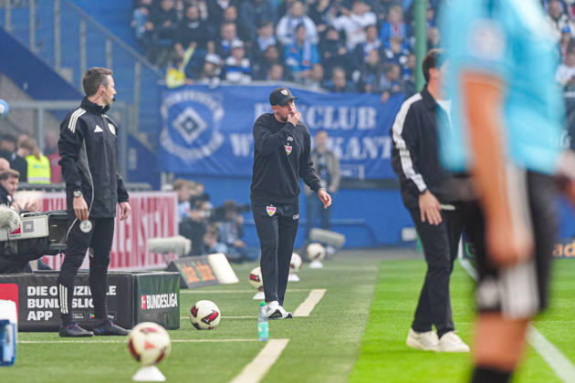 Sebastian Höneß (VfB Stuttgart, Trainer) GER, Hamburger SV vs. VfB Stuttgart, Fußball, 1. Bundesliga, Spieltag 06, Saison 2026 2027, 17.10.2026 DFL REGULATIONS PROHIBIT ANY USE OF PHOTOGRAPHS AS IMAGE SEQUENCES AND OR QUASI-VIDEO GER, Hamburger SV vs. VfB Stuttgart, Fußball, 1. Bundesliga, Spieltag 06, Saison 2026 2027, 17.10.2026 Hamburg Copyright: xEibner-Pressefoto MarcelxvonxFehrnx EP_MFN