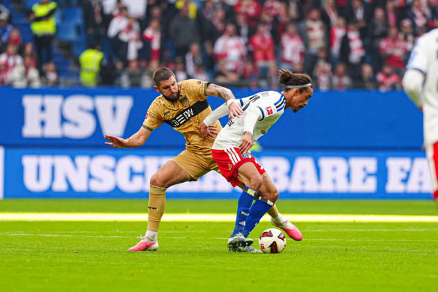 Jeff Chabot (VfB Stuttgart, 24), Yussuf Poulsen (Hamburger SV, 15) GER, Hamburger SV vs. VfB Stuttgart, Fußball, 1. Bundesliga, Spieltag 06, Saison 2026 2027, 17.10.2026 DFL REGULATIONS PROHIBIT ANY USE OF PHOTOGRAPHS AS IMAGE SEQUENCES AND OR QUASI-VIDEO GER, Hamburger SV vs. VfB Stuttgart, Fußball, 1. Bundesliga, Spieltag 06, Saison 2026 2027, 17.10.2026 Hamburg Copyright: xEibner-Pressefoto MarcelxvonxFehrnx EP_MFN