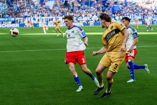 Deutschland: Fußball Bundesliga 2026 27, 6. Spieltag Hamburger SV (HSV) vs VfB Stuttgart Volkspark Stadion (Hamburg): David Moeller Wolfe (Hamburger SV, 3), Ramon Hendriks (VfB Stuttgart, 3) Copyright: xStefanxTrochax